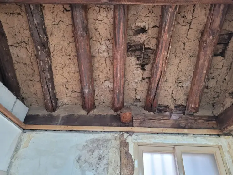 Grinding Seventy Years Off the Rafters — and Ordering Blueprints for ₩70,000 — photo 3