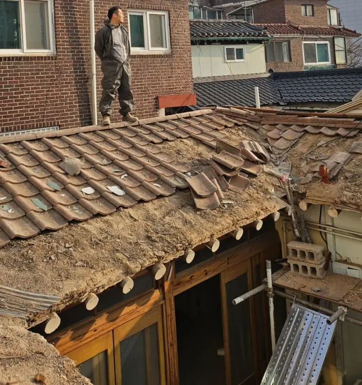 A Slide for Roof Tiles, Invented on the Spot — photo 2