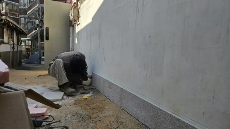 Granite, Square Stone, Black Tile: Dressing the Courtyard Walls — photo 2