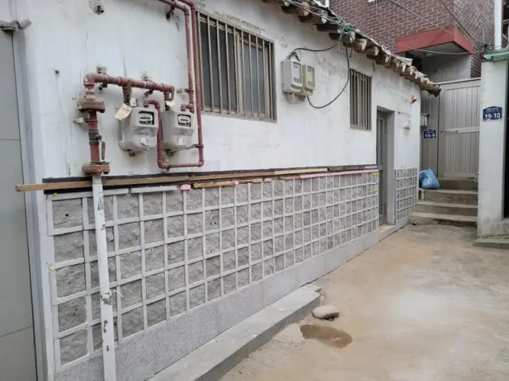 Granite, Square Stone, Black Tile: Dressing the Courtyard Walls — photo 3