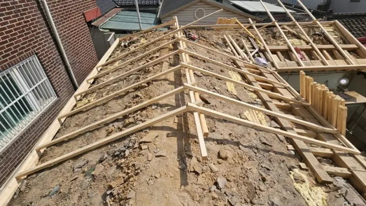 Twenty-Five Bundles of Battens: The Roof Gets Its Grid — photo 2