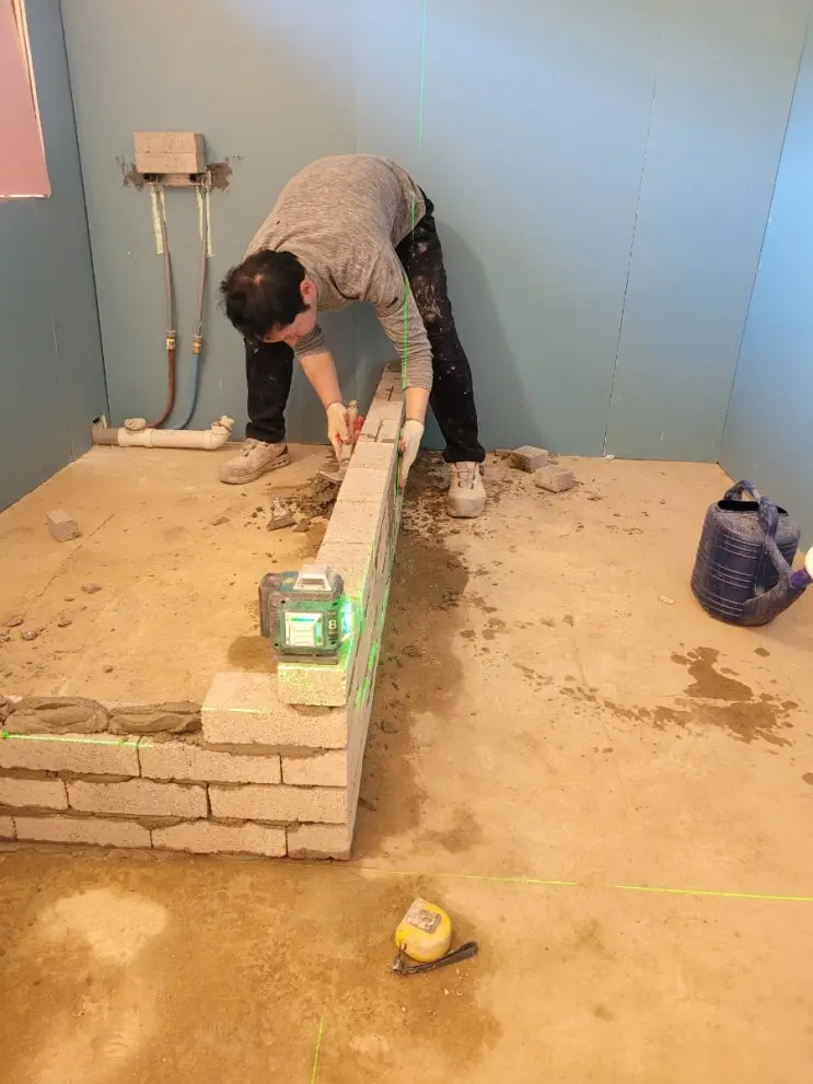 A Bathtub Built Like a Wall: Brick by Brick, Laser Level Running — photo 6