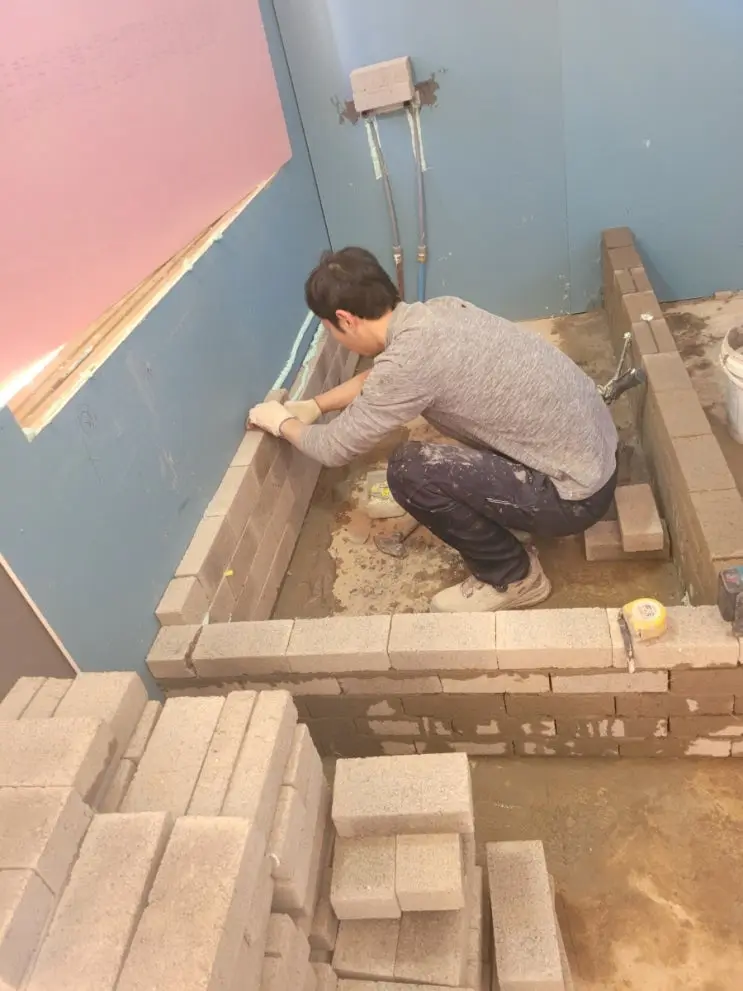 A Bathtub Built Like a Wall: Brick by Brick, Laser Level Running — photo 8