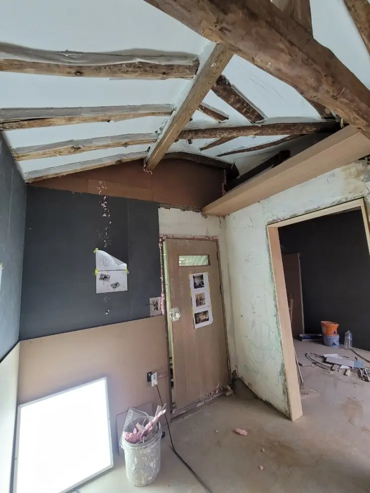 Three Carpenters, Three Days, and a House That Refuses Right Angles — photo 7