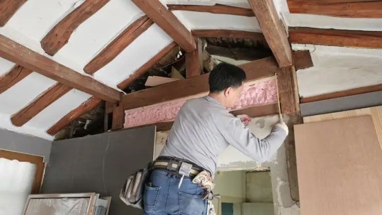 Three Carpenters, Three Days, and a House That Refuses Right Angles — photo 11