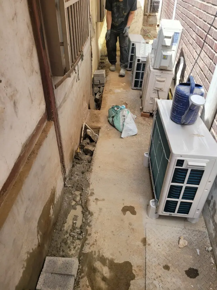 Four Air Conditioners and a Brick Bench in the Tub — photo 2