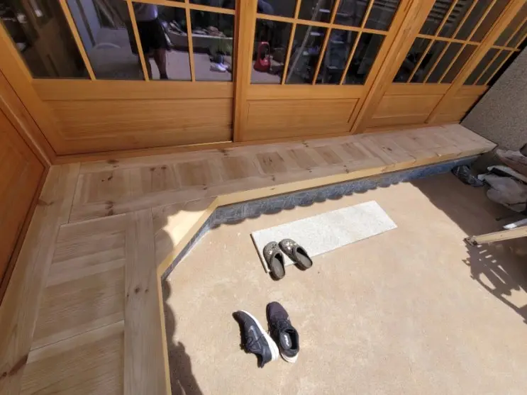 Soft-Open Notes: Staining the Maru, Silencing the Door — photo 2
