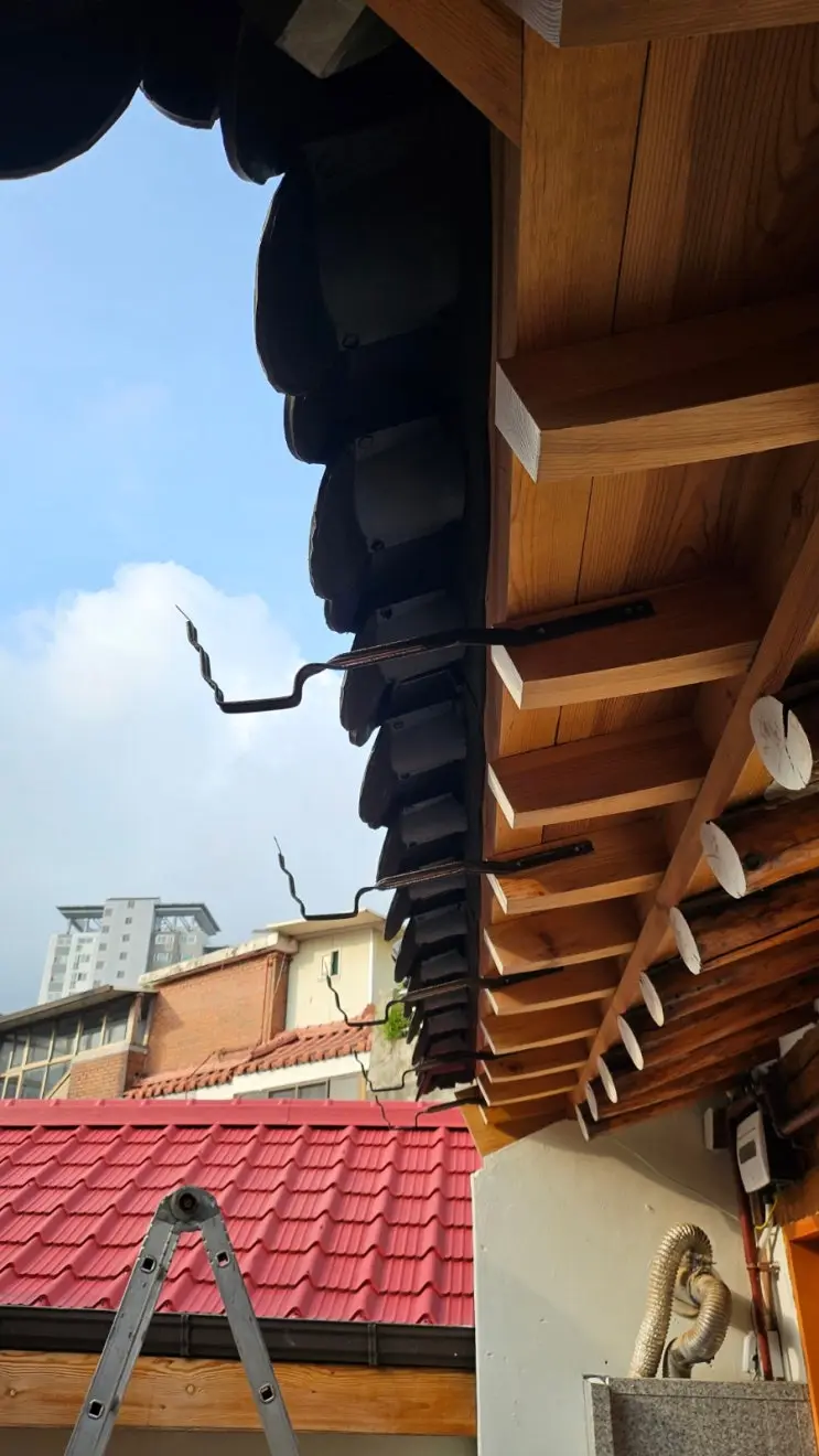 [한옥 셀프 리모델링] 에필로그 2: 마당 공사 (자갈·판돌, 처마 빗물받이, 게스트 신발장) — 사진 4