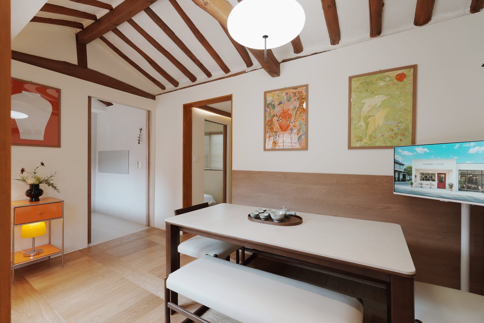 Maru living room with long table