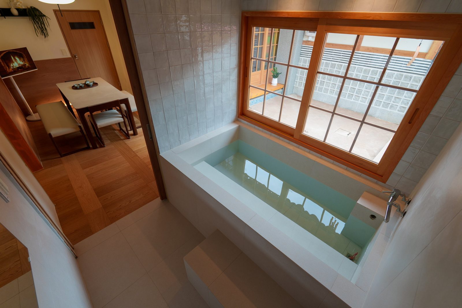 Soaking bath with a window to the roofline