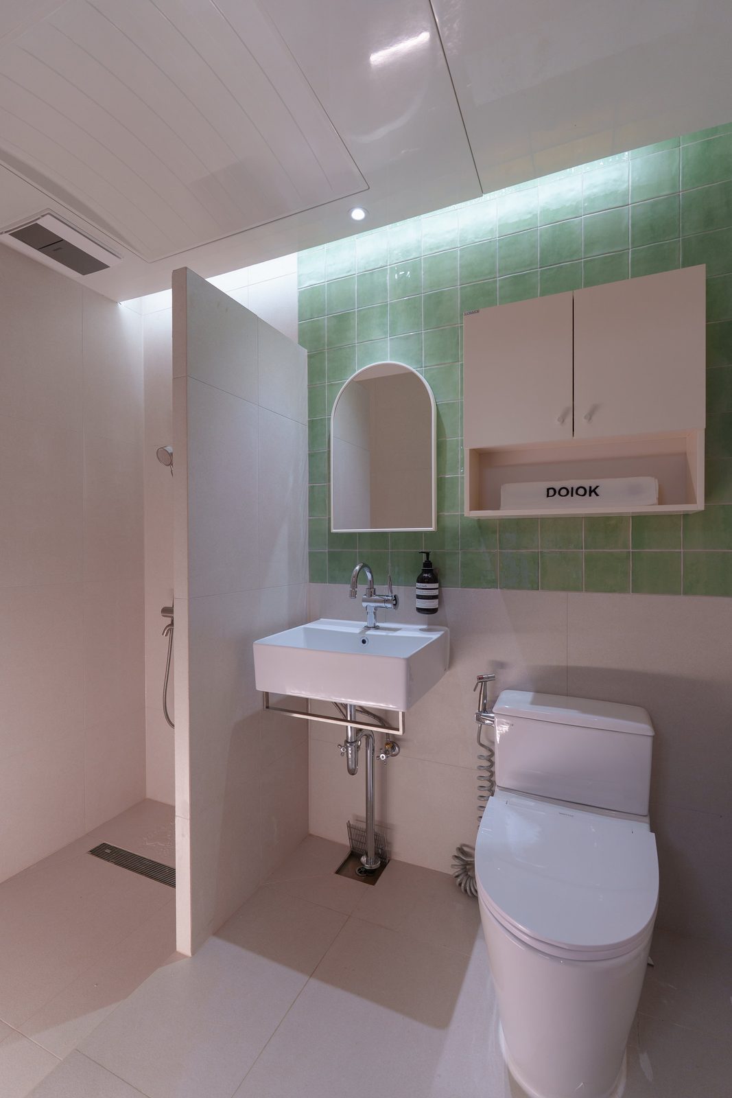 Washbasin in green tile