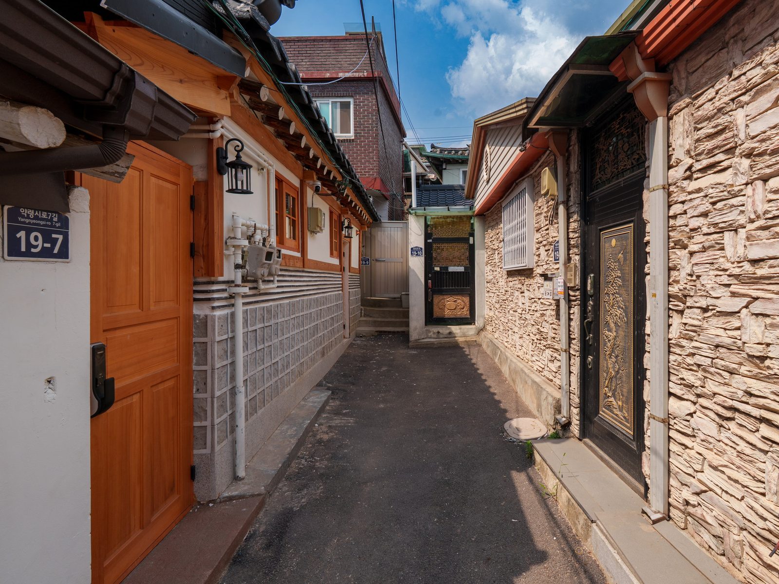 The lane leading to Doiok